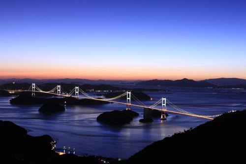 来島海峡大橋のライトアップと潮流(photo by セローのオッサン)